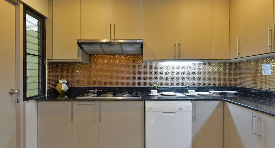 Condo en alquiler de 3 habitaciones en Watthana, Bangkok