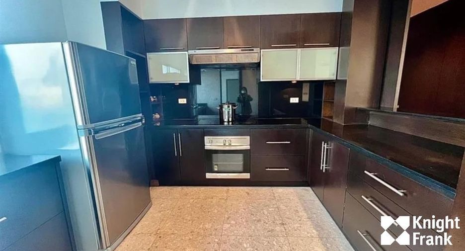 For rent 4 bedrooms condo in Pathum Wan, Bangkok