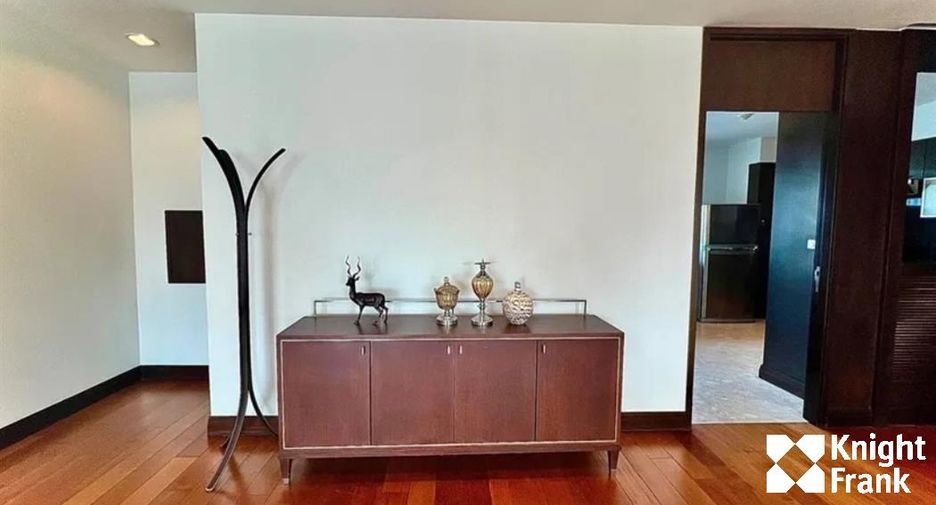 For rent 4 bedrooms condo in Pathum Wan, Bangkok