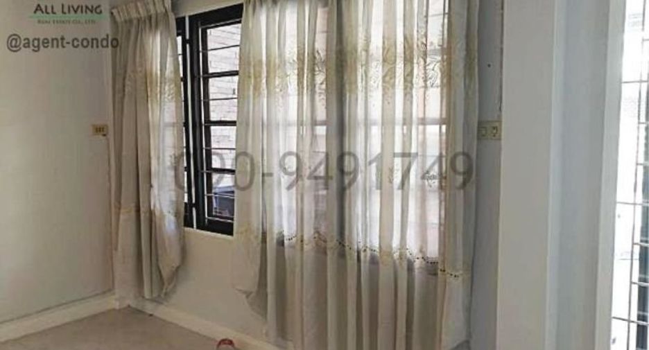 For rent 2 bedrooms townhouse in Wang Thonglang, Bangkok
