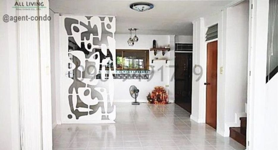For rent 2 bedrooms townhouse in Wang Thonglang, Bangkok