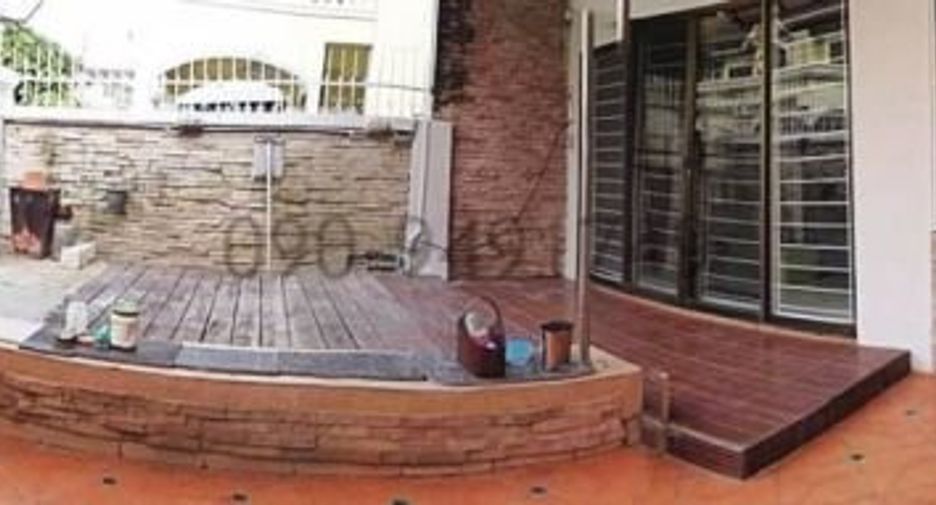 For rent 2 bedrooms townhouse in Wang Thonglang, Bangkok
