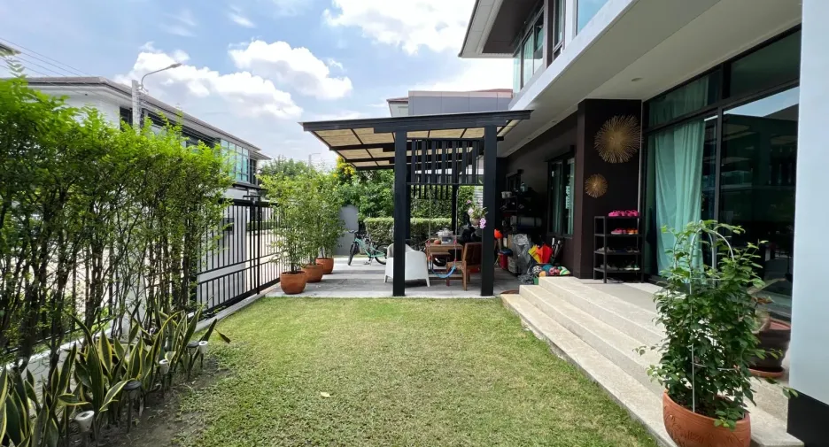 For rent 4 bedrooms house in Bang Kapi, Bangkok