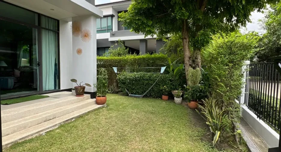 For rent 4 bedrooms house in Bang Kapi, Bangkok