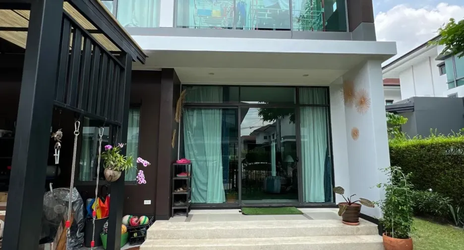 For rent 4 bedrooms house in Bang Kapi, Bangkok