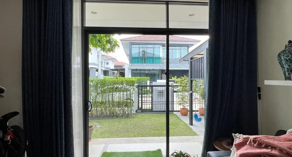 For rent 4 bedrooms house in Bang Kapi, Bangkok