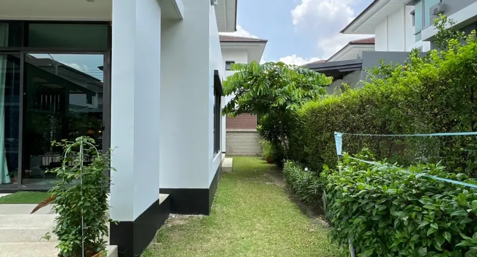 For rent 4 bedrooms house in Bang Kapi, Bangkok
