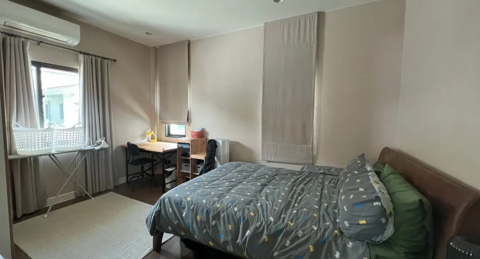 For rent 4 bedrooms house in Bang Kapi, Bangkok
