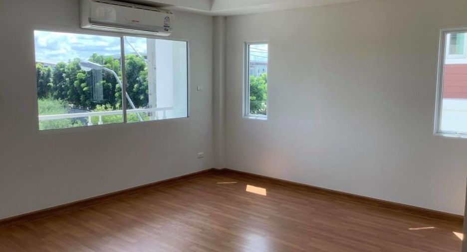 For rent 3 bedrooms retail Space in Lak Si, Bangkok