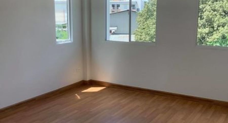 For rent 3 bedrooms retail Space in Lak Si, Bangkok