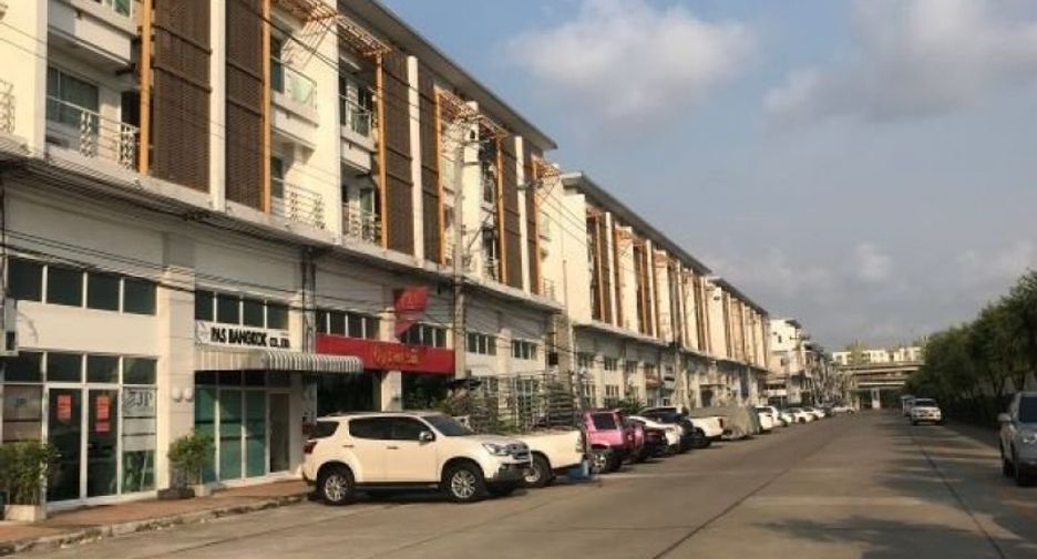 For rent 3 bedrooms retail Space in Lak Si, Bangkok