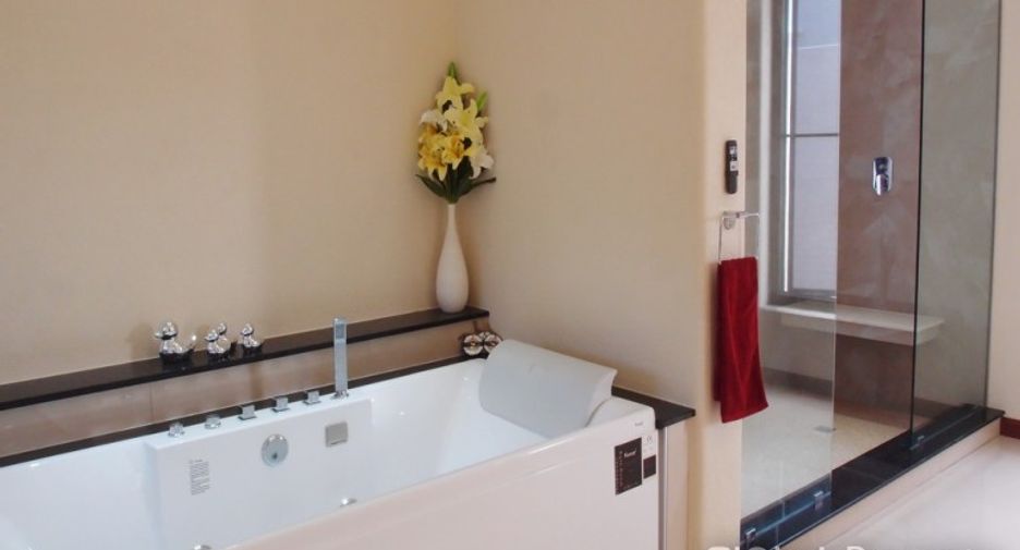 For sale 4 bedrooms house in East Pattaya, Pattaya