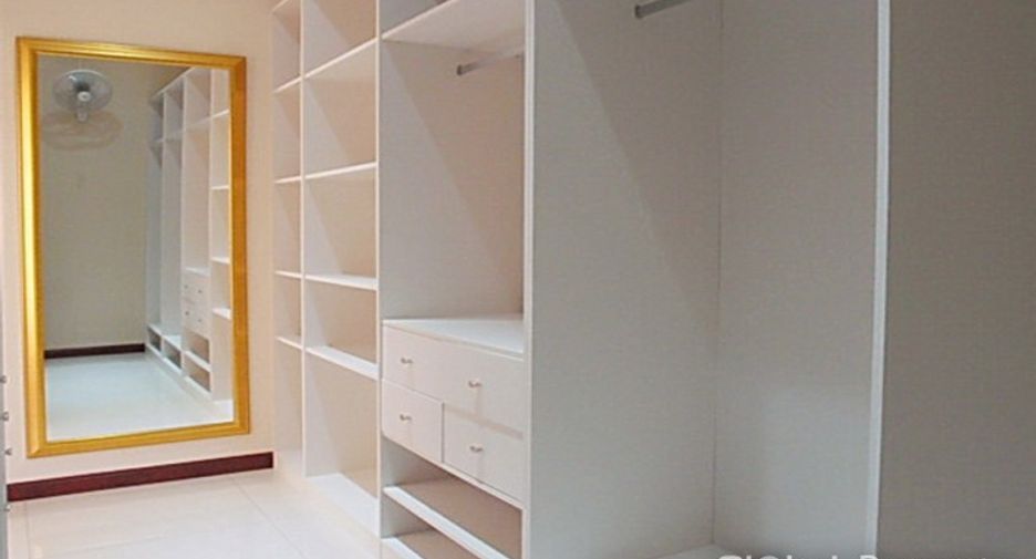 For sale 4 bedrooms house in East Pattaya, Pattaya