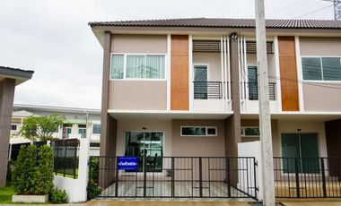 À vendre 3 chambres maison de ville à Lat Krabang, Bangkok