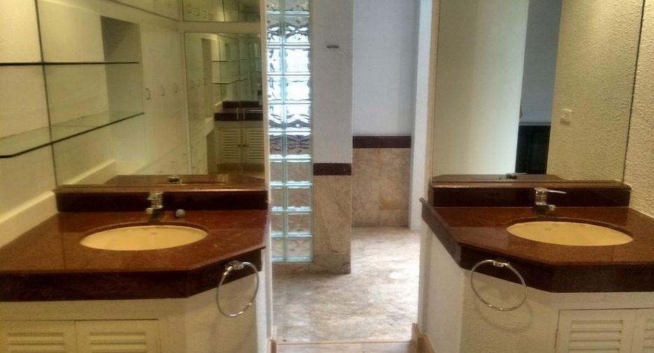 For sale 3 bedrooms house in Phaya Thai, Bangkok