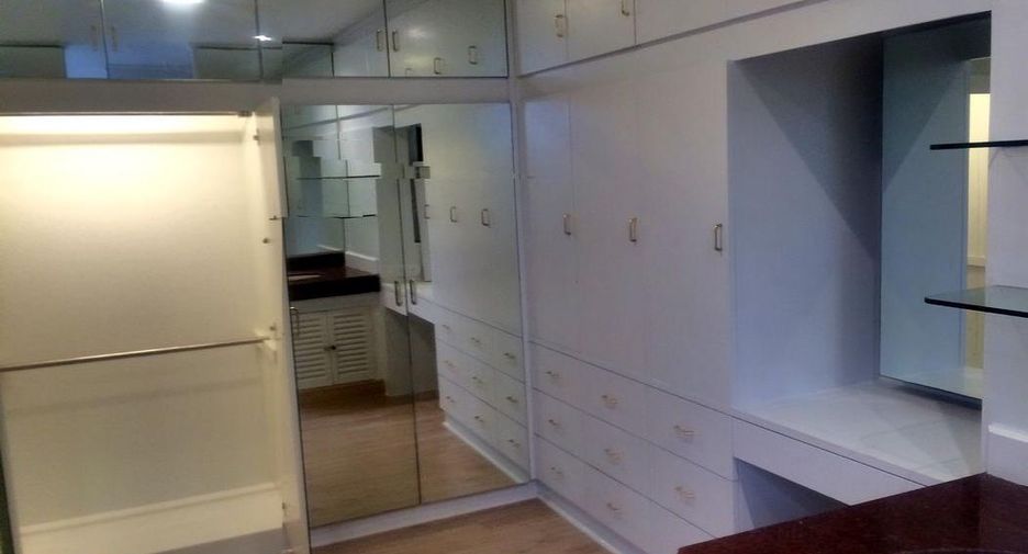 For sale 3 bedrooms house in Phaya Thai, Bangkok