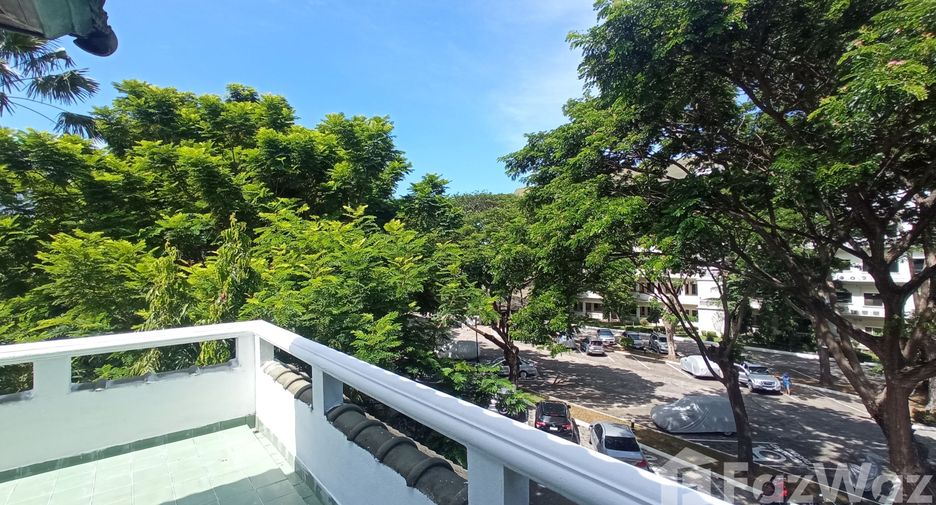For sale 4 bed townhouse in Na Jomtien, Pattaya