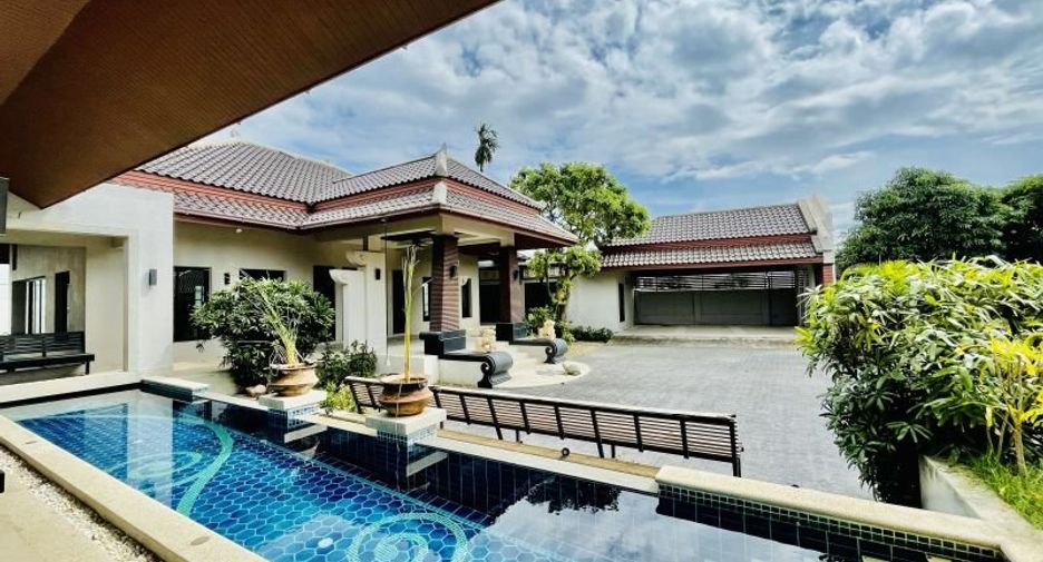 Casa en alquiler de 5 habitaciones en Bang Lamung, Chonburi