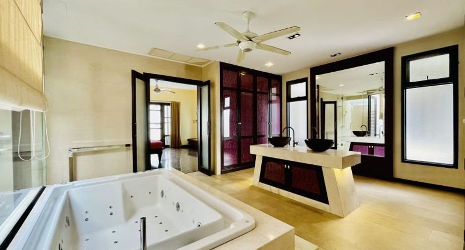 Casa en alquiler de 5 habitaciones en Bang Lamung, Chonburi