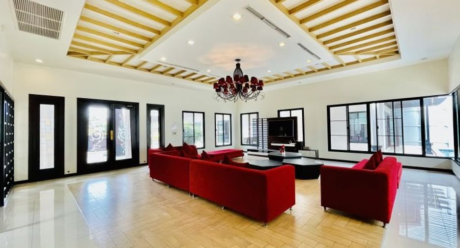 Casa en alquiler de 5 habitaciones en Bang Lamung, Chonburi