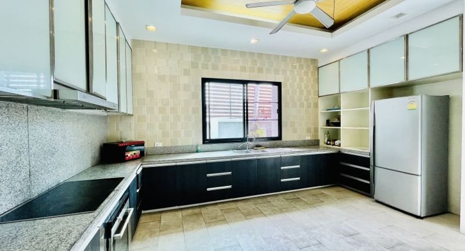 Casa en alquiler de 5 habitaciones en Bang Lamung, Chonburi