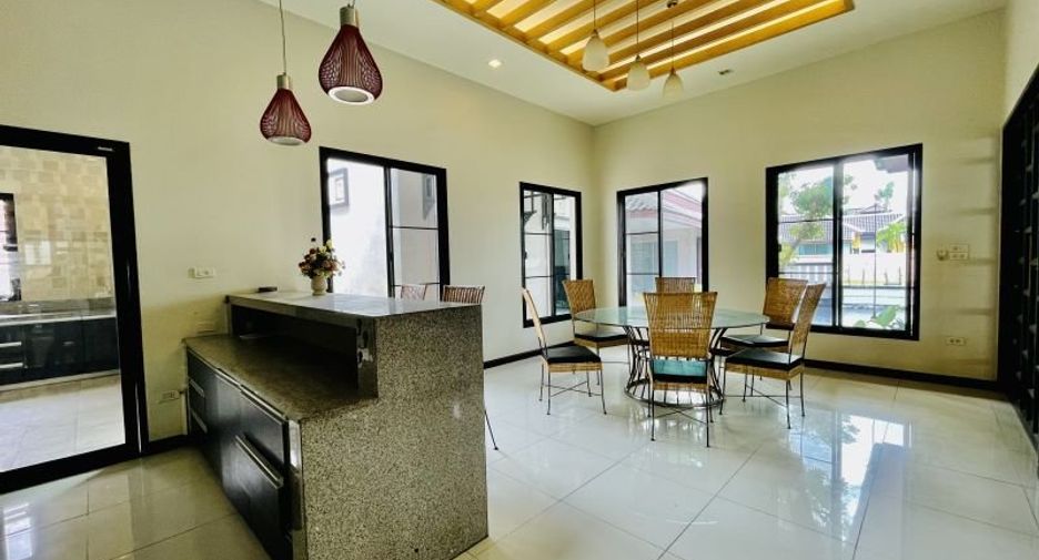 Casa en alquiler de 5 habitaciones en Bang Lamung, Chonburi