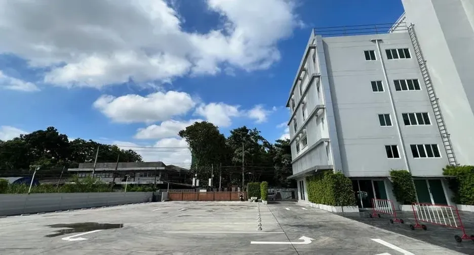 For rent retail Space in Huai Khwang, Bangkok