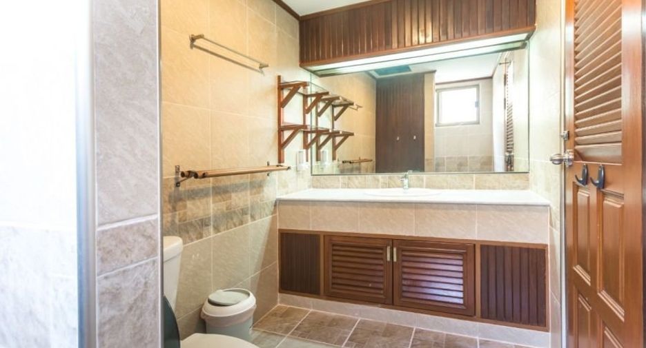 Casa en alquiler de 4 habitaciones en Bang Lamung, Chonburi