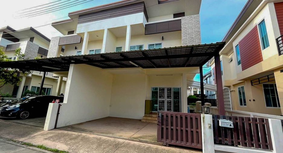 For sale 3 bed townhouse in San Kamphaeng, Chiang Mai