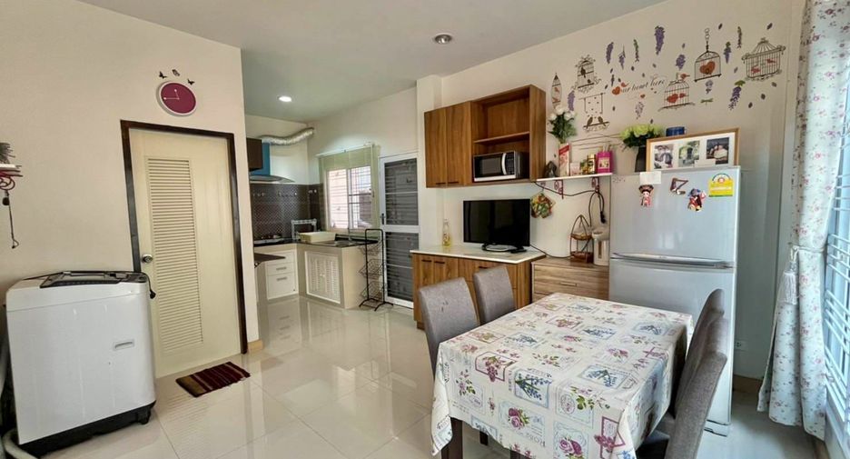 For sale 3 bed townhouse in San Kamphaeng, Chiang Mai