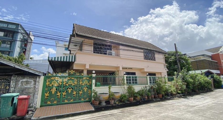 For sale 4 Beds house in Wang Thonglang, Bangkok