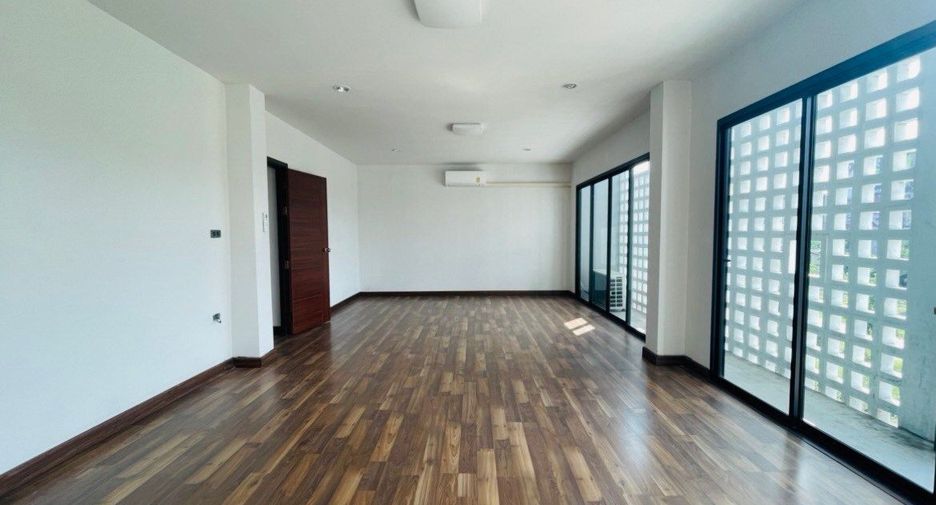 For rent 4 bed office in Mueang Chiang Mai, Chiang Mai