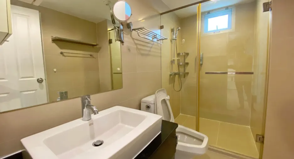 For sale 2 bed condo in Huai Khwang, Bangkok