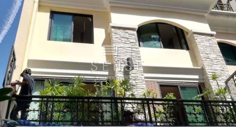 Casa adosada en alquiler de 4 habitaciones en Watthana, Bangkok