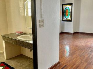 For rent 8 bed office in Khlong Toei, Bangkok