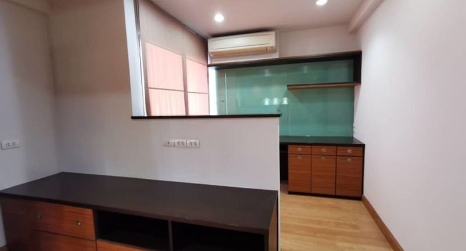 À vendre 4 chambres maison de ville à Bueng Kum, Bangkok