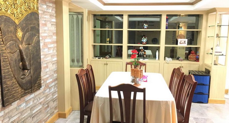 For rent 5 bed townhouse in Khlong Toei, Bangkok