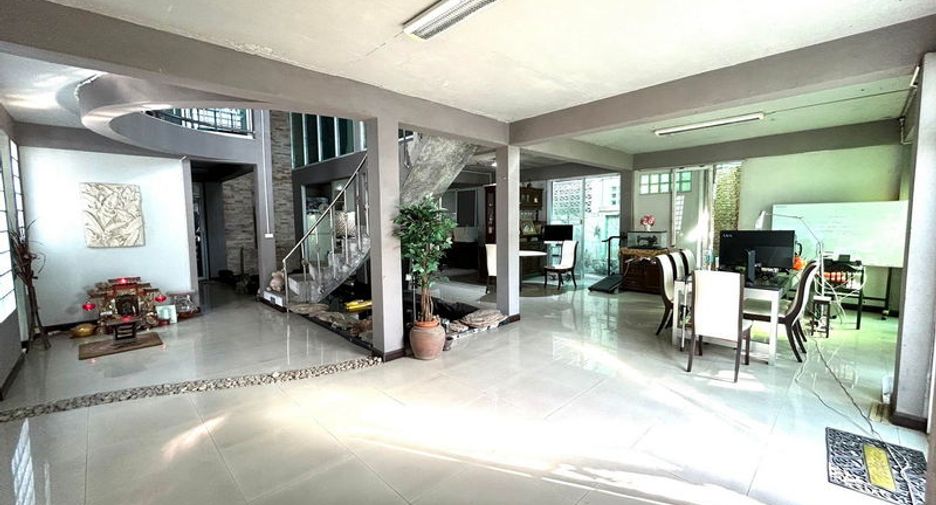 For rent 4 Beds office in Suan Luang, Bangkok