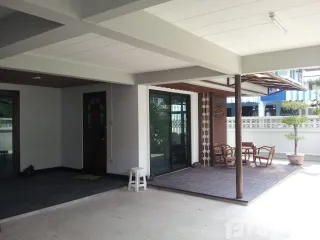 For rent 4 bed house in Huai Khwang, Bangkok