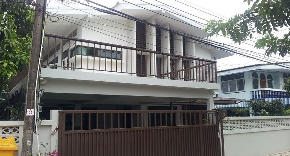 For rent 4 Beds house in Huai Khwang, Bangkok