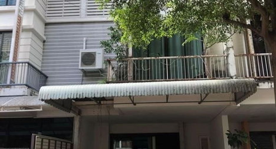 For sale 1 bed townhouse in Phra Khanong, Bangkok