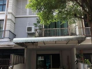 For sale 1 Beds townhouse in Phra Khanong, Bangkok