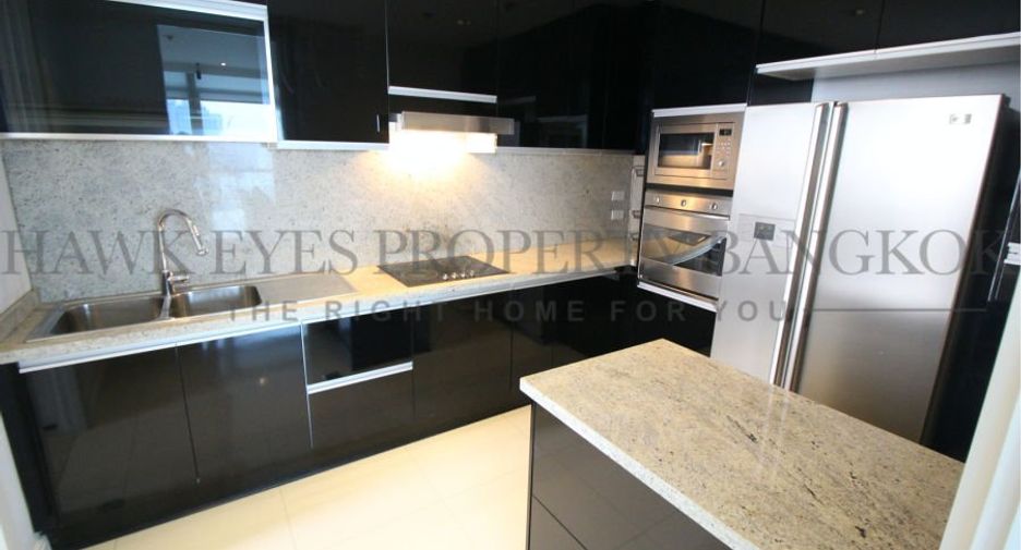 For rent 3 bedrooms condo in Pathum Wan, Bangkok