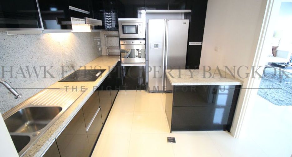 For rent 3 bedrooms condo in Pathum Wan, Bangkok