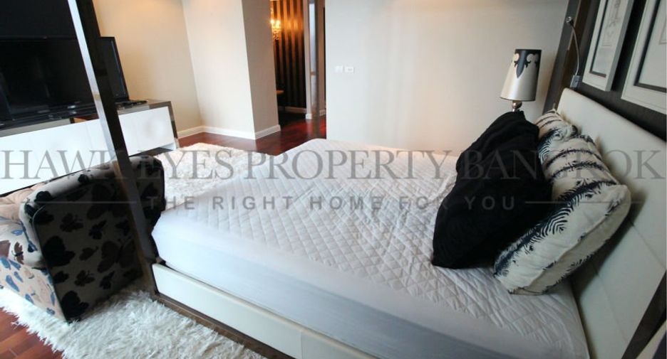 For rent 3 bedrooms condo in Pathum Wan, Bangkok