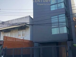 出租 4 卧室 联排别墅 在 Din Daeng, 曼谷