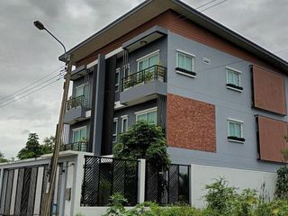For sale そして for rent 5 Beds townhouse in Saphan Sung, Bangkok