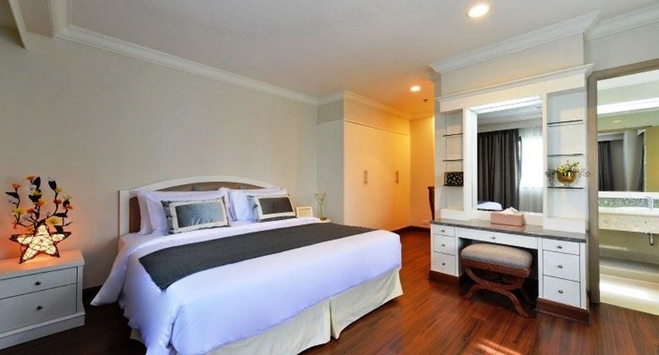 For rent 3 bed condo in Watthana, Bangkok