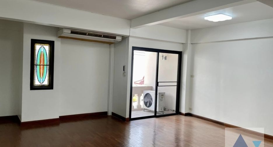 For rent 8 bed townhouse in Khlong Toei, Bangkok