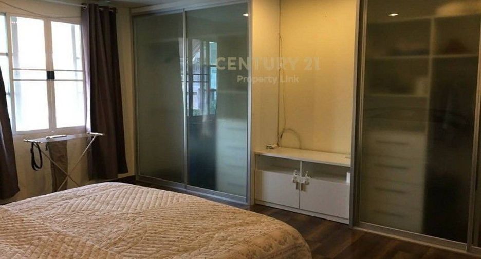 For rent 3 bedrooms townhouse in Bang Na, Bangkok
